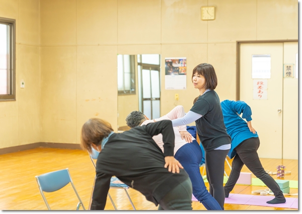 大阪市城東区のヨガ教室・レッスン風景2｜エイジレスヨガ（ageless-yoga.jp)は、高齢者や、怪我や病気のある人でも大歓迎です。｜癒されるヨガ