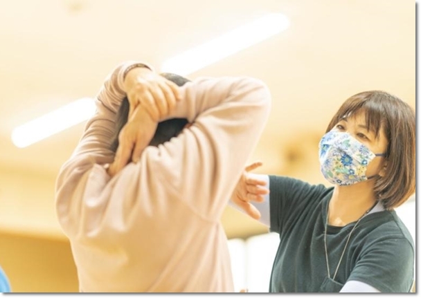 大阪市城東区のヨガ教室・レッスン風景1｜エイジレスヨガ（ageless-yoga.jp)は、高齢者や、怪我や病気のある人でも大歓迎、｜無理しないヨガ