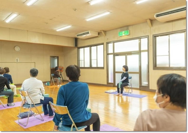 大阪市城東区のヨガ教室・レッスン風景3｜エイジレスヨガ（ageless-yoga.jp)は、高齢者や、怪我や病気のある人でも大歓迎です。｜初めてでも楽しめるヨガ