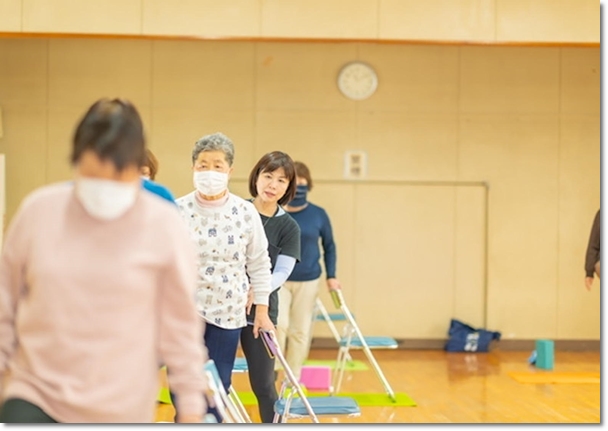 大阪市城東区のヨガ教室・レッスン風景4｜エイジレスヨガ（ageless-yoga.jp)は続けて頂くと、その効果をはっきりと感じて頂けるヨガです